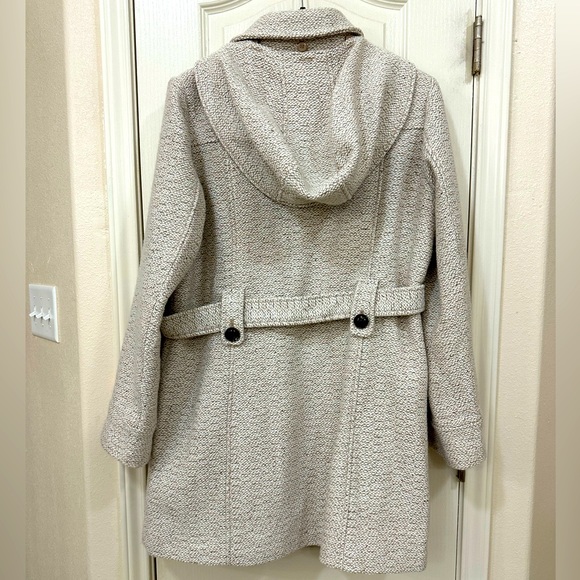 Liz Claiborne Coat. Size XL. Color Oatmeal. Like new - Picture 2 of 7